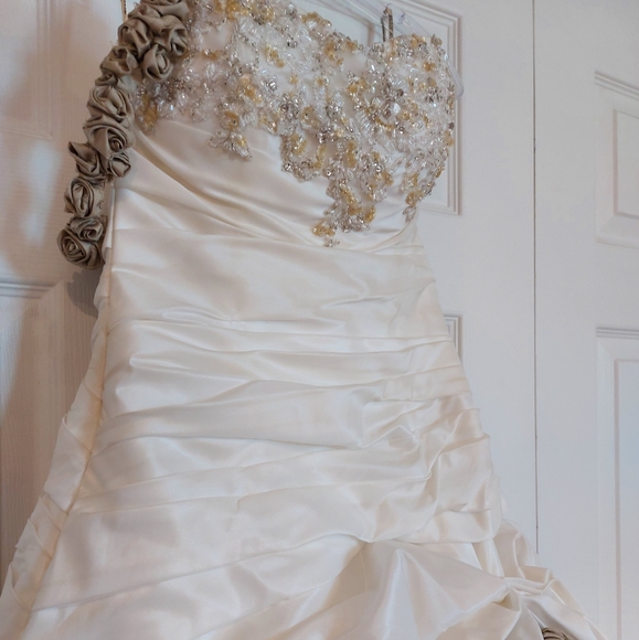 Maggie Sottero SaBelle customized wedding gown - Picture 4 of 9